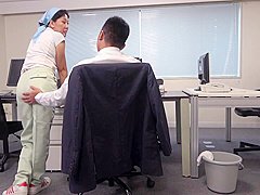 cô giúp việc trong văn phòng một mình bú cặc